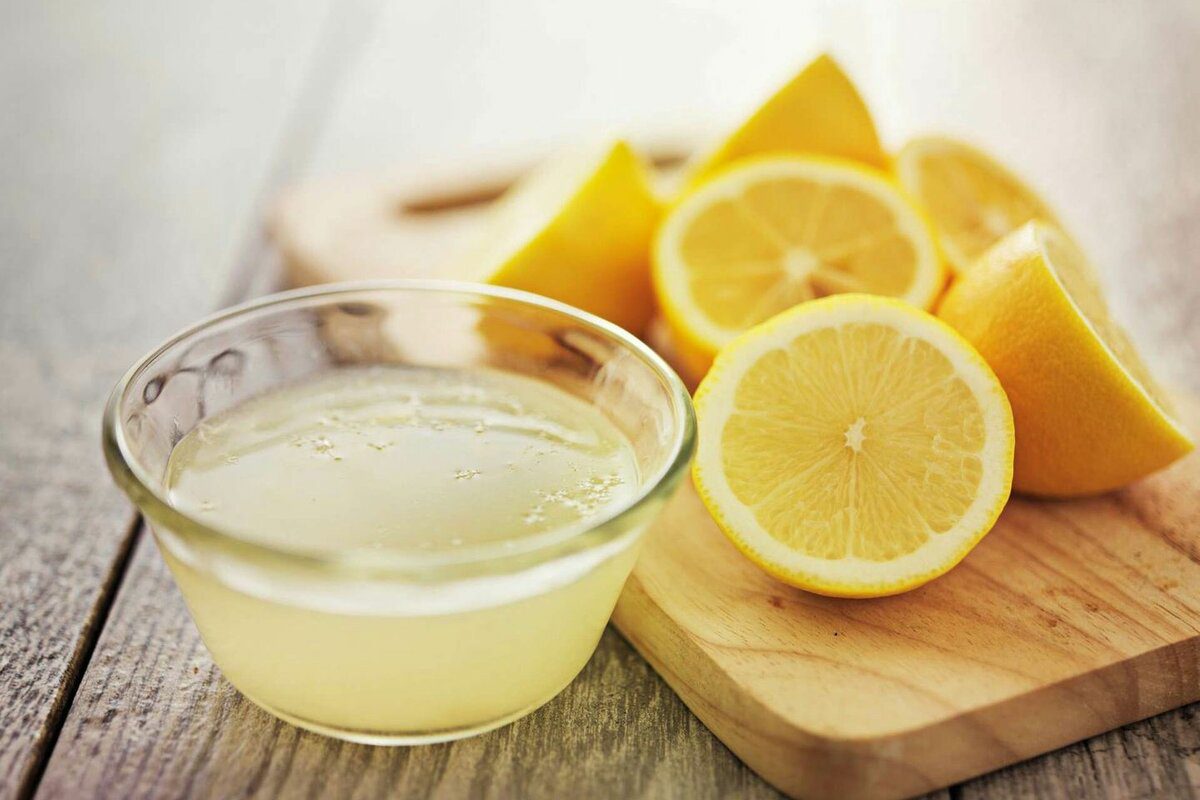 Попробовать соус на вкус, при надобности добавить несколько капель лимонного сока. 